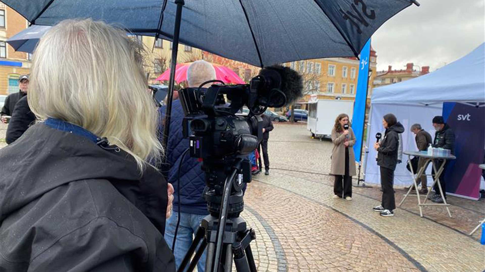I bakgrunden Hanna Stjärne, vd på SVT och Josefin Marjomaa, programledare SVT Nyheter Väst.