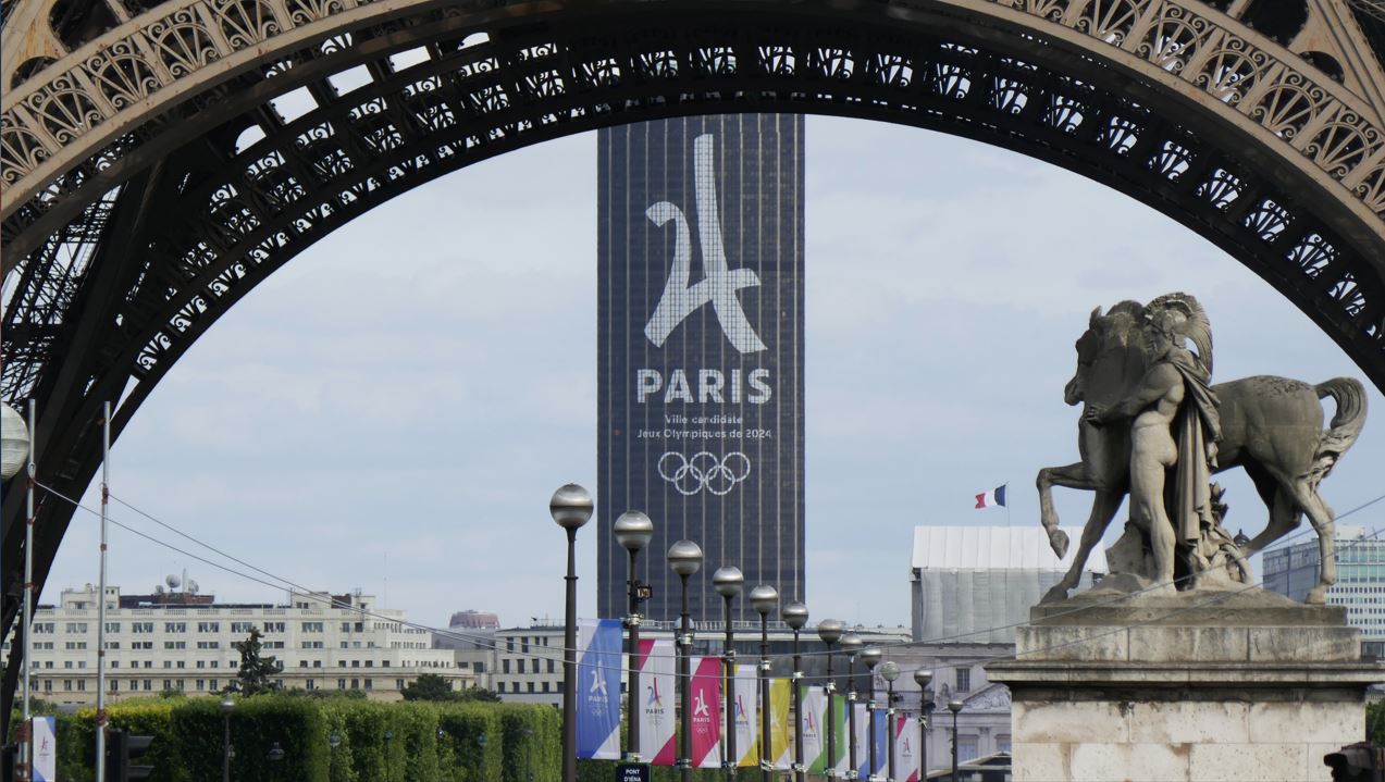Buen i Eiffeltårnet med Tour Montparnasse i bakgrunden som visar att Paris arrangerar Sommar-OS 2024.