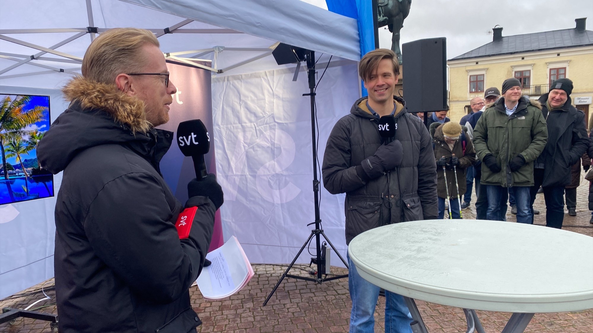 Programledaren Oskar Mattisson och meteorolog Nils Holmqvist på torget i Eksjö.