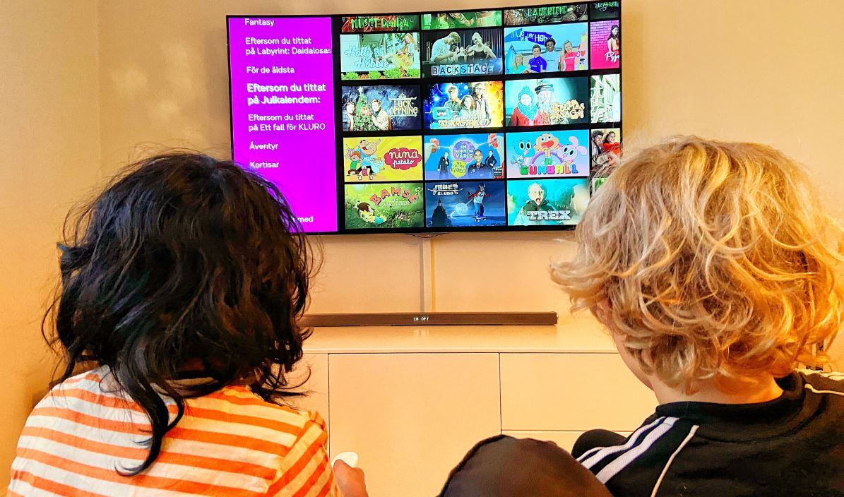 Två barn tittar på SVTPlay