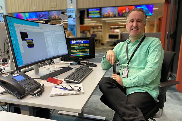Erik Aldaeus i grön skjorta framför en dator